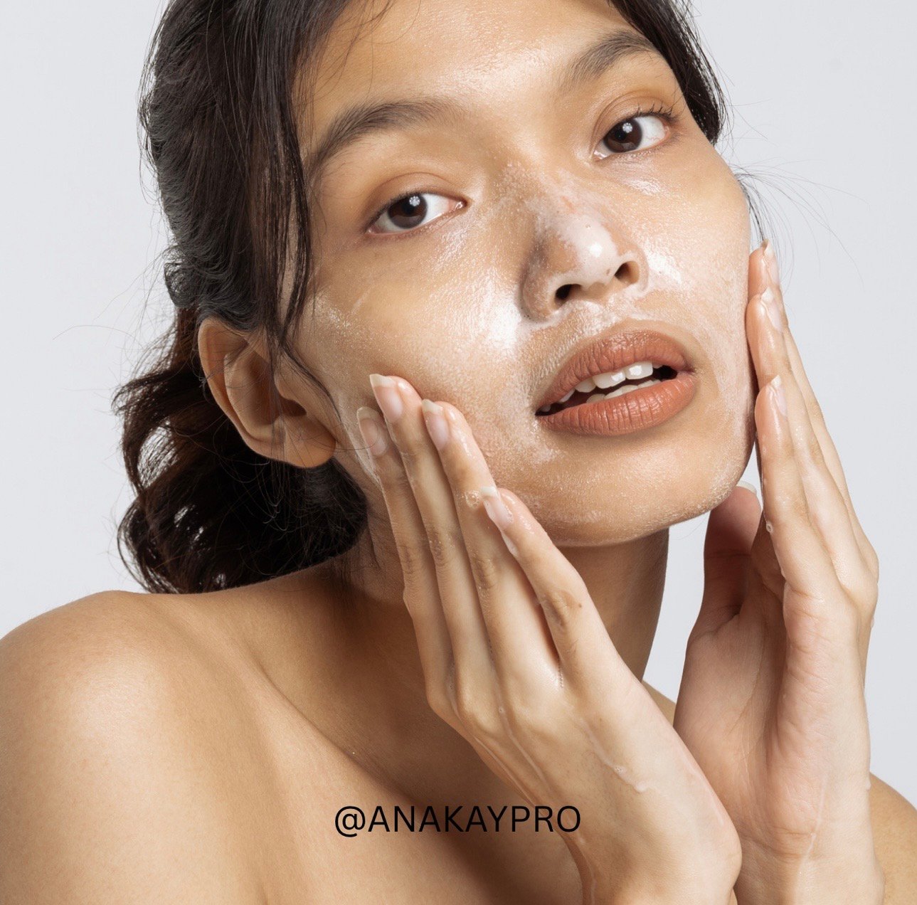 Dry Skin in Autumn: How to Calm Tight, Flaky Skin